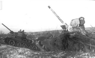 "Как же это можно сделать с базового Т-34?"
Танки Т-34-76 на позиции для зенитной стрельбы. Справа Т-34 с шестигранной башней.