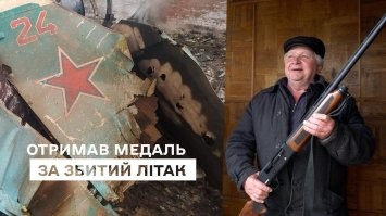 Слава нашему герою !!!
В Хохлэнде, в Куеве также не хотят отставать и у них появились герои :
- Безрукая бабка кинула банку с соленьями - сбила беспилотник .
- Слепой дедок-охотник из ружья дробью "1" - сбил самолёт-невидимку .