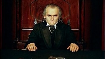 скажите, что не мне одной он напоминает актера, сыгравшего профессора Мориарти в советской экранизации Шерлока Холмса?)