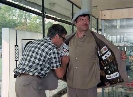 Может, это еврейский дед Мороз из-под полы подарки продаёт?