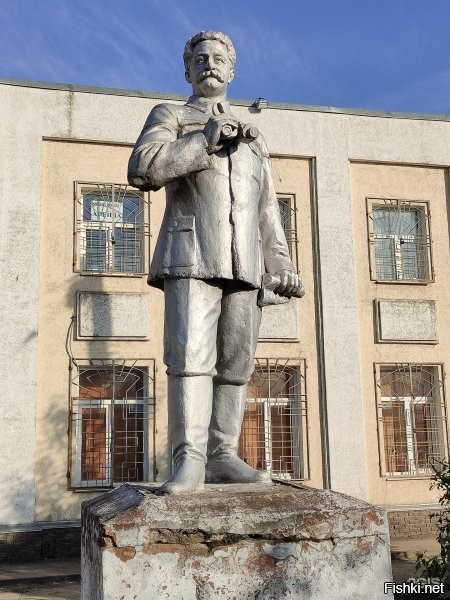 И да - сейчас он выглядит так.

А что за памятник Сталину - однозначно двумя руками.
И верните уже портрет генералиссимуса улицы 9 мая в день Победы.