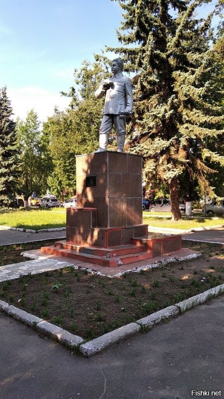 В НН (Горьком) есть памятник Серго Орджоникидзе.
В середине-конце 90-х безграмотные правозащитники, думая, что это памятник Сталину, требовали его снести. Митинговали. Что взять с убогих диссидентов. Памятник не снесли - он сам обветшал.
