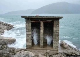 Ну не знаю, у нас все чисто и пахнет морем.