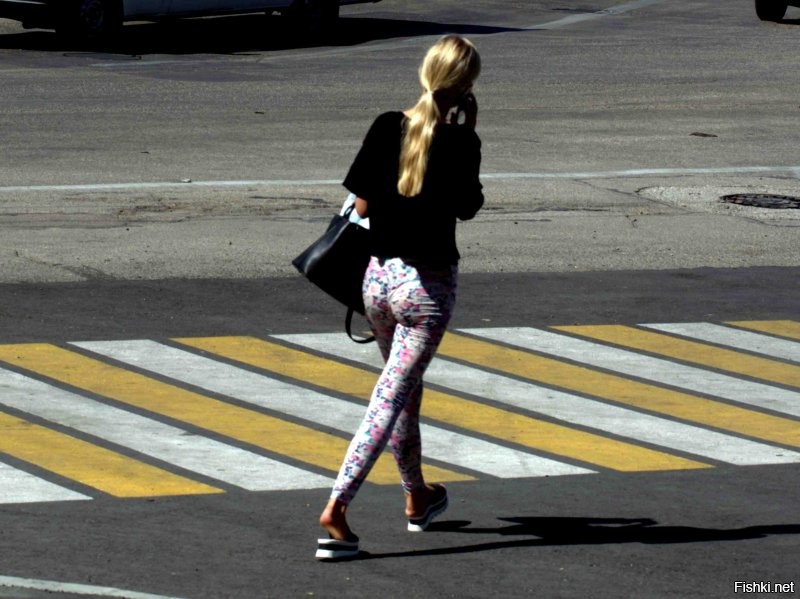 Недавно слышал слово "пешеходесса" - мне нравится. 
В живом языке обязательно должны появляться новые естественные лексемы.