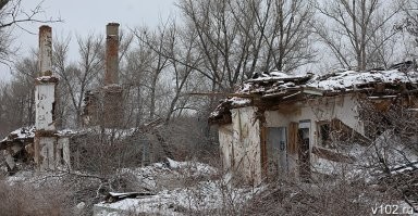 да просто старый дом рассыпался, а печка уцелела. вокруг нее новое и построили)