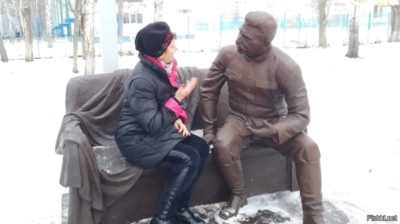 В Набережных Челнах, втором по величине городе Татарстана, появился памятник Иосифу Сталину. Его установили возле частной школы, директор которой считает, что «Иосиф Виссарионович стал локомотивом в индустриализации страны». Официальное открытие монумента запланировано весной(5 марта будет 70 лет со дня смерти Сталина). Городские власти не комментируют инициативу организации. А в министерстве образования и науки Татарстана  Ъ“ заявили, что она не имеет лицензии на образовательную деятельность. На сайте школы «Смеем мечтать» не указано, что у организации есть лицензия. Она позиционирует себя как «клуб семейного образования», который занимается «репетиторством» до второго класса и «подготовкой к школе» детей с 4 лет.