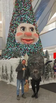 Ну здесь вообще какая то не толерантная хуня.Если лицо,значит елочка живая,которой отрубили ноги.Разве заслуживает она такого отношения?Жизни елочек важны.Нужно подать в суд на рубщиков елочек.