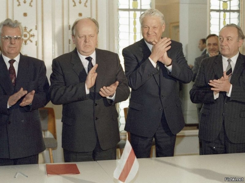 А вот глубоко все равно. Пусть номинально, но они несли ответственность за судьбы народов, которые их выбирали, за будущее государства, руководство которым им доверили. Что попытались сделать? Ничего. Ещё и улыбались, и в ладошки хлопали после подписи позорного договора. Стыд, позорище.
Не прощу.