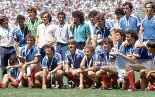 Сборная Франции позирует с бронзовыми медалями после победы над сборной Бельгии в ходе чемпионата мира 1986 года.