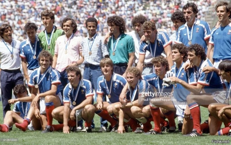 Сборная Франции позирует с бронзовыми медалями после победы над сборной Бельгии в ходе чемпионата мира 1986 года.