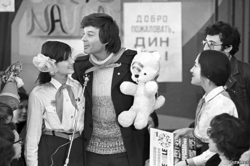 Дин Рид, открытое письмо подлецу и либералу Солженицыну

Удивительно, насколько эти слова актуальны и сегодня. Письмо было написано 40 лет назад, и до сих пор оно не потеряло своей актуальности. Никто из писателей советской эпохи не нанес столь огромного ущерба репутации СССР, как Солженицын. Вся Европа читала книги, где Советский Союз представлялся как одна большая тюрьма. Именно книги Солженицына внесли немалую лепту в развал страны, за что он получил свою Нобелевскую премию.