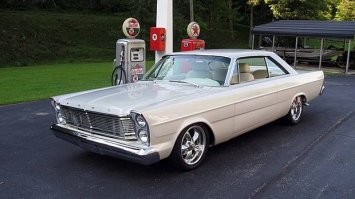Могу поспорить с копипастером статьи, родоначальником служит 1963 Ford Galaxie, с него тогда в топовой комплектации снимали 400 кобыл, за 6! лет до гто, по меркам тогдашней американской при смене моделей раз в 3 года это медленно) на картинке 65-го 425 кобыл, сук красив.