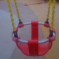 У нас цепь просто закрывают термоусадочным покрытием, и никаких травм у детей.