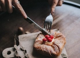 Вилка то в правой то в левой руке.