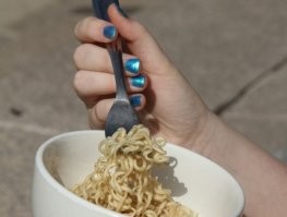 Вилка то в правой то в левой руке.