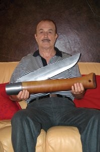 типа такого, складной для скрытого ношения?
