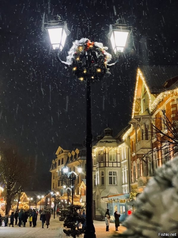 Не нахожу прямо возмутительным решение украшать и тратить на это. Меня поражает тупизна того кто вообще придумал одежду развешивать на центральных улицах. Ну ладно бы возле, на, или даже внутри торговых центров, где одежду продают. Тут как раз это уместно, весело и симпатично. Но поперёк больших улиц... Это надо реально полагать, что бельё над дорогами, это интересный штрих и достойно воплощения в новогодней гирлянде в центре городских улиц. Вкус "дизайнеров"  которые краше сараев ничего не видели.
 Вот наш маленький по сравнению с Сочи тоже курортный городок. Практически все украшения с прошлого года. Добавили только указатели и куб. Многие украшения города - это частная инициатива владельцев магазинов. Но каков эффект! Гости, да и мы местные заполняем свои облачные хранилища фотками этой красотищи. Приезжие чуть не писаются от восторга. На мой взгляд это куда как симпатичнее и уместнее развешанной светящейся одежды, тем более трусов.