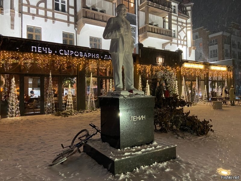 Не нахожу прямо возмутительным решение украшать и тратить на это. Меня поражает тупизна того кто вообще придумал одежду развешивать на центральных улицах. Ну ладно бы возле, на, или даже внутри торговых центров, где одежду продают. Тут как раз это уместно, весело и симпатично. Но поперёк больших улиц... Это надо реально полагать, что бельё над дорогами, это интересный штрих и достойно воплощения в новогодней гирлянде в центре городских улиц. Вкус "дизайнеров"  которые краше сараев ничего не видели.
 Вот наш маленький по сравнению с Сочи тоже курортный городок. Практически все украшения с прошлого года. Добавили только указатели и куб. Многие украшения города - это частная инициатива владельцев магазинов. Но каков эффект! Гости, да и мы местные заполняем свои облачные хранилища фотками этой красотищи. Приезжие чуть не писаются от восторга. На мой взгляд это куда как симпатичнее и уместнее развешанной светящейся одежды, тем более трусов.