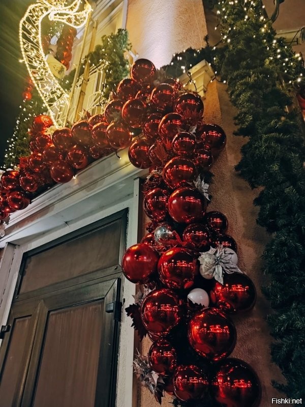 Не нахожу прямо возмутительным решение украшать и тратить на это. Меня поражает тупизна того кто вообще придумал одежду развешивать на центральных улицах. Ну ладно бы возле, на, или даже внутри торговых центров, где одежду продают. Тут как раз это уместно, весело и симпатично. Но поперёк больших улиц... Это надо реально полагать, что бельё над дорогами, это интересный штрих и достойно воплощения в новогодней гирлянде в центре городских улиц. Вкус "дизайнеров"  которые краше сараев ничего не видели.
 Вот наш маленький по сравнению с Сочи тоже курортный городок. Практически все украшения с прошлого года. Добавили только указатели и куб. Многие украшения города - это частная инициатива владельцев магазинов. Но каков эффект! Гости, да и мы местные заполняем свои облачные хранилища фотками этой красотищи. Приезжие чуть не писаются от восторга. На мой взгляд это куда как симпатичнее и уместнее развешанной светящейся одежды, тем более трусов.