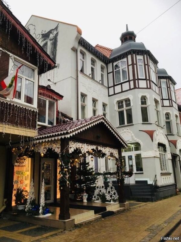 Не нахожу прямо возмутительным решение украшать и тратить на это. Меня поражает тупизна того кто вообще придумал одежду развешивать на центральных улицах. Ну ладно бы возле, на, или даже внутри торговых центров, где одежду продают. Тут как раз это уместно, весело и симпатично. Но поперёк больших улиц... Это надо реально полагать, что бельё над дорогами, это интересный штрих и достойно воплощения в новогодней гирлянде в центре городских улиц. Вкус "дизайнеров"  которые краше сараев ничего не видели.
 Вот наш маленький по сравнению с Сочи тоже курортный городок. Практически все украшения с прошлого года. Добавили только указатели и куб. Многие украшения города - это частная инициатива владельцев магазинов. Но каков эффект! Гости, да и мы местные заполняем свои облачные хранилища фотками этой красотищи. Приезжие чуть не писаются от восторга. На мой взгляд это куда как симпатичнее и уместнее развешанной светящейся одежды, тем более трусов.