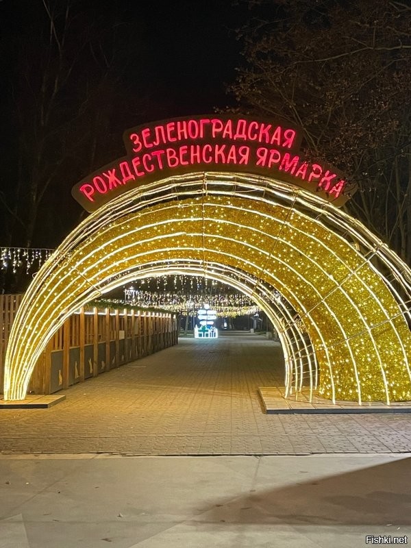 Не нахожу прямо возмутительным решение украшать и тратить на это. Меня поражает тупизна того кто вообще придумал одежду развешивать на центральных улицах. Ну ладно бы возле, на, или даже внутри торговых центров, где одежду продают. Тут как раз это уместно, весело и симпатично. Но поперёк больших улиц... Это надо реально полагать, что бельё над дорогами, это интересный штрих и достойно воплощения в новогодней гирлянде в центре городских улиц. Вкус "дизайнеров"  которые краше сараев ничего не видели.
 Вот наш маленький по сравнению с Сочи тоже курортный городок. Практически все украшения с прошлого года. Добавили только указатели и куб. Многие украшения города - это частная инициатива владельцев магазинов. Но каков эффект! Гости, да и мы местные заполняем свои облачные хранилища фотками этой красотищи. Приезжие чуть не писаются от восторга. На мой взгляд это куда как симпатичнее и уместнее развешанной светящейся одежды, тем более трусов.