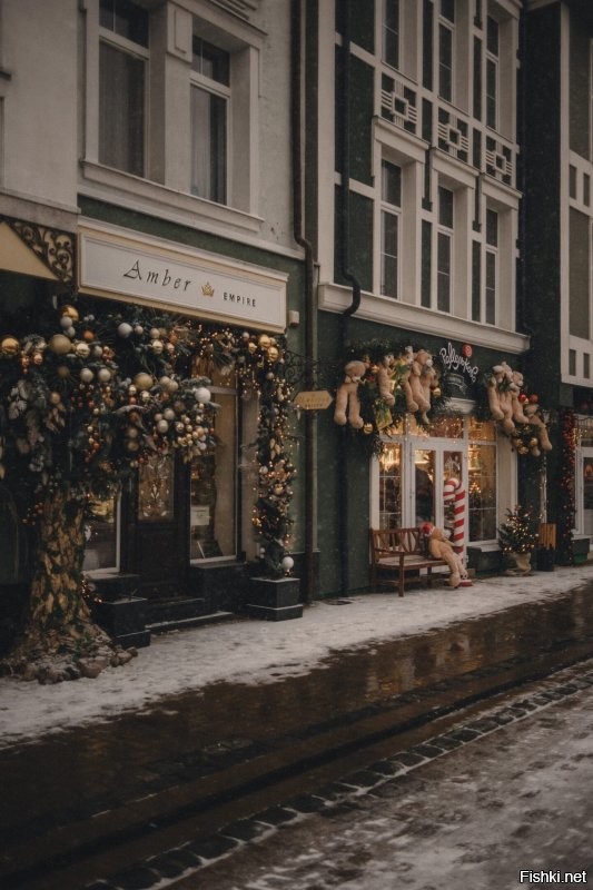 Не нахожу прямо возмутительным решение украшать и тратить на это. Меня поражает тупизна того кто вообще придумал одежду развешивать на центральных улицах. Ну ладно бы возле, на, или даже внутри торговых центров, где одежду продают. Тут как раз это уместно, весело и симпатично. Но поперёк больших улиц... Это надо реально полагать, что бельё над дорогами, это интересный штрих и достойно воплощения в новогодней гирлянде в центре городских улиц. Вкус "дизайнеров"  которые краше сараев ничего не видели.
 Вот наш маленький по сравнению с Сочи тоже курортный городок. Практически все украшения с прошлого года. Добавили только указатели и куб. Многие украшения города - это частная инициатива владельцев магазинов. Но каков эффект! Гости, да и мы местные заполняем свои облачные хранилища фотками этой красотищи. Приезжие чуть не писаются от восторга. На мой взгляд это куда как симпатичнее и уместнее развешанной светящейся одежды, тем более трусов.