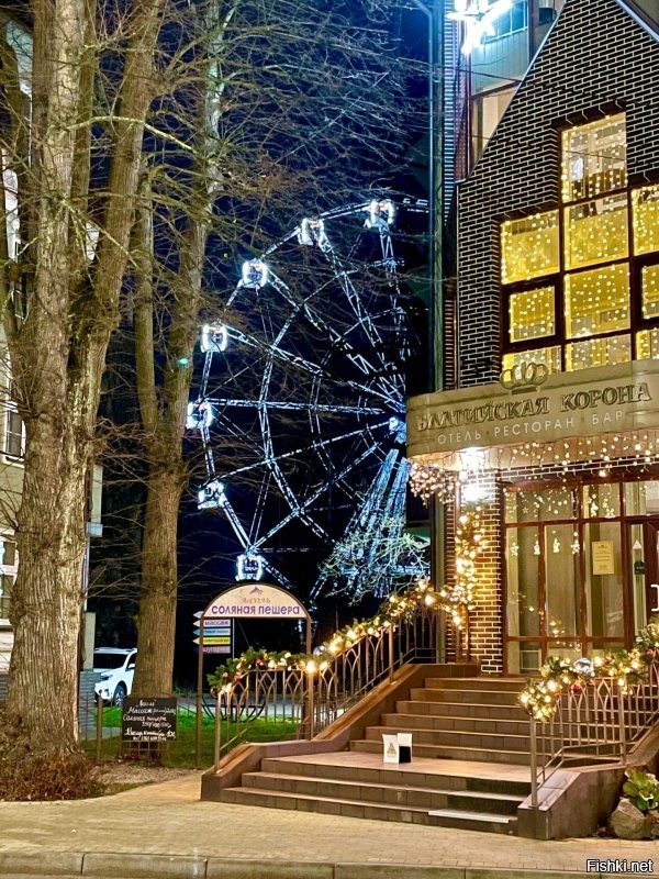 Не нахожу прямо возмутительным решение украшать и тратить на это. Меня поражает тупизна того кто вообще придумал одежду развешивать на центральных улицах. Ну ладно бы возле, на, или даже внутри торговых центров, где одежду продают. Тут как раз это уместно, весело и симпатично. Но поперёк больших улиц... Это надо реально полагать, что бельё над дорогами, это интересный штрих и достойно воплощения в новогодней гирлянде в центре городских улиц. Вкус "дизайнеров"  которые краше сараев ничего не видели.
 Вот наш маленький по сравнению с Сочи тоже курортный городок. Практически все украшения с прошлого года. Добавили только указатели и куб. Многие украшения города - это частная инициатива владельцев магазинов. Но каков эффект! Гости, да и мы местные заполняем свои облачные хранилища фотками этой красотищи. Приезжие чуть не писаются от восторга. На мой взгляд это куда как симпатичнее и уместнее развешанной светящейся одежды, тем более трусов.