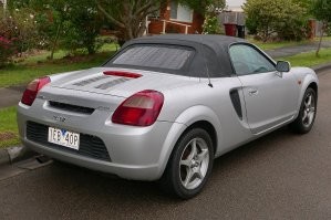 Афтырь дебил .
Toyota MR2   двухместный спортивный автомобиль, выпускавшийся компанией Toyota c 1984 по 2007 годы.
Вот фото 2002 года выпуска .