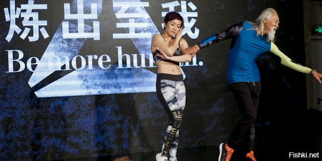 Знание английского языка омолаживает и даёт запал
В возрасте 43 лет обнаружилось заболевание – вегетативный невроз. Дэшунь решает сосредоточиться на пантомиме и перебраться с женой и двумя детьми в Пекин.
Популярность пришла в Дешуню в 1987 году, когда он стал первым китайским актером, выступавшим на Международном фестивале пантомимы в Германии. В 1989 году персонажи пантомимы, которые он создал, были включены в энциклопедию китайского общества.
К середине 1990-х годов Ванг Дешун решил сменить работу и сделать что-то менее физически сложное. Он решил стать «живой скульптурой» и часто выходил на сцену, когда единственной его одеждой была краска, имитирующая патину старых статуй. Он продолжал тренироваться по четыре часа в день. Чтобы выглядеть как живая скульптура, необходимо хорошо контролировать свое дыхание.
В 67 лет Ван Дешунь начал сниматься в кино.
«Запретное царство». Ван Дэшунь в роли Нефритового Императора