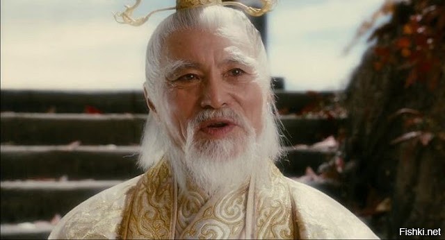 Знание английского языка омолаживает и даёт запал
В возрасте 43 лет обнаружилось заболевание – вегетативный невроз. Дэшунь решает сосредоточиться на пантомиме и перебраться с женой и двумя детьми в Пекин.
Популярность пришла в Дешуню в 1987 году, когда он стал первым китайским актером, выступавшим на Международном фестивале пантомимы в Германии. В 1989 году персонажи пантомимы, которые он создал, были включены в энциклопедию китайского общества.
К середине 1990-х годов Ванг Дешун решил сменить работу и сделать что-то менее физически сложное. Он решил стать «живой скульптурой» и часто выходил на сцену, когда единственной его одеждой была краска, имитирующая патину старых статуй. Он продолжал тренироваться по четыре часа в день. Чтобы выглядеть как живая скульптура, необходимо хорошо контролировать свое дыхание.
В 67 лет Ван Дешунь начал сниматься в кино.
«Запретное царство». Ван Дэшунь в роли Нефритового Императора