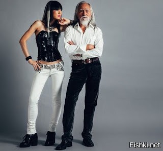 Знание английского языка омолаживает и даёт запал
В возрасте 43 лет обнаружилось заболевание – вегетативный невроз. Дэшунь решает сосредоточиться на пантомиме и перебраться с женой и двумя детьми в Пекин.
Популярность пришла в Дешуню в 1987 году, когда он стал первым китайским актером, выступавшим на Международном фестивале пантомимы в Германии. В 1989 году персонажи пантомимы, которые он создал, были включены в энциклопедию китайского общества.
К середине 1990-х годов Ванг Дешун решил сменить работу и сделать что-то менее физически сложное. Он решил стать «живой скульптурой» и часто выходил на сцену, когда единственной его одеждой была краска, имитирующая патину старых статуй. Он продолжал тренироваться по четыре часа в день. Чтобы выглядеть как живая скульптура, необходимо хорошо контролировать свое дыхание.
В 67 лет Ван Дешунь начал сниматься в кино.
«Запретное царство». Ван Дэшунь в роли Нефритового Императора