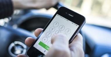 Сегодня 70% водителей за рулём вот так смотрят на дорогу...
