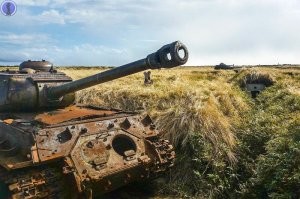 Танки стоят носом к противнику, просто у многих башни развёрнуты назад. Вот здесь явно видно, что траншеи и укрытия позади танка.