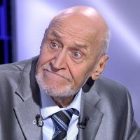 Да не... Там вроде даже маникюр на ногтях просматривается, и пальцы по пропорциям на женские похожи. С талией - да, не осиная. Но и ракурс, опять же - туловище сгорбилось, никакой тебе грации. Какая талия с такого ракурса? Сохраняется надежда, что это существо всё-таки женщина, но необычного окраса.