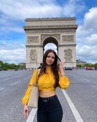 Совсем без штукатурки она вряд ли фотографируется, а без кукольного образа можно найти.