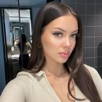 Автор забыл разместить фото Делии без кукольного образа. Или просто не смог найти?