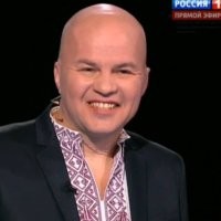 похож)