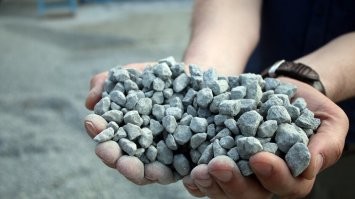Статуя Свободы из щебня работы сирийского художника Таммама Аззама
...
из  чего??? автор щебень себе так представляет?   
вот щебень, идиота кусок.