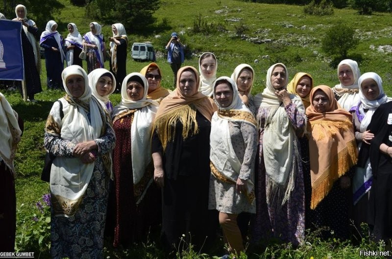 Думаю, что в Дагестане за последние 100 лет у аварских женщин мало что изменилось. 
Только наряды стали немного ярче.