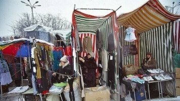 Те рынки вообще места встреч, весь город там ходил, со знакомыми там встречались, кофе пили, разговаривали, отдыхали, договаривались с планами на вечер. Знакомились тут же с девчонками через знакомых. Всегда можно было походив выбрать себе какую то вещь, штаны примеряли стоя на картонке за ширмой. Но все же веселое время было, люди стремились к общению, встречам, не замыкались в себе, каждый вечер шли к кому то в гости, нет, так просто погулять по городу. И не нужны были миллионы, довольствовались тем что есть и радовались жизни.
Рынки это были клубы встреч, знакомств, договоров.
