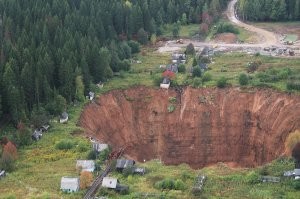 Это не только из-за канализации бывает. Это бывает везде, где местные геодезические службы кладут болт на свои обязанности и не зондируют почву насчёт создающихся пустот, в тех местах где проходят подземные водные артерии, особенно в местах жилой застройки или нахождения узлов промышленности и инфраструктуры. Ну либо, гидрогеологи делают свою работу хорошо, а вот уже на их отчёты власть кладёт с прибором (Тысячи лет всё нормально же был, чё вы ноете?). Вот и получаются провалы, на ремонт которых уходит потом куча денег. А ведь если сразу перекрыть нерабочую канализацию и смонтировать новую, или запустить специальный бур и закачать цементирующуюся смесь в образующуюся полость - это куда дешевле чем латать воронку и её последствия. Но, зачастую - денег нет, но вы держитесь.
Людей жалко, но кто их убоги жизни, в правительствах - по серьёзному воспринимает?