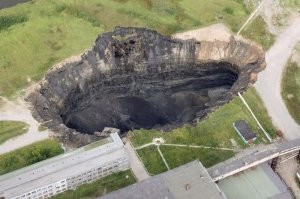 Это не только из-за канализации бывает. Это бывает везде, где местные геодезические службы кладут болт на свои обязанности и не зондируют почву насчёт создающихся пустот, в тех местах где проходят подземные водные артерии, особенно в местах жилой застройки или нахождения узлов промышленности и инфраструктуры. Ну либо, гидрогеологи делают свою работу хорошо, а вот уже на их отчёты власть кладёт с прибором (Тысячи лет всё нормально же был, чё вы ноете?). Вот и получаются провалы, на ремонт которых уходит потом куча денег. А ведь если сразу перекрыть нерабочую канализацию и смонтировать новую, или запустить специальный бур и закачать цементирующуюся смесь в образующуюся полость - это куда дешевле чем латать воронку и её последствия. Но, зачастую - денег нет, но вы держитесь.
Людей жалко, но кто их убоги жизни, в правительствах - по серьёзному воспринимает?