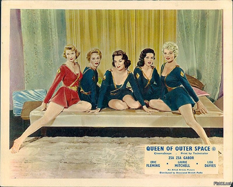 Создатели фильма изменили название «Королева Вселенной» на «Королева космоса», так как им показалось, что оригинальное название больше похоже на какой-нибудь конкурс красоты, а не на научно-фантастическое произведение. В итоге многие второстепенные и эпизодические роли венерианок сыграли победительницы и участницы недавних разнокалиберных американских конкурсов красоты.
Основная идея ленты планета, управляемая женщинами не нова, и авторы не скрывают некоторых своих заимствований в этом плане из «Эбботт и Костелло отправляются на Марс» (1953), «Женщины-кошки с Луны» (1953) и «Огненные девы из далёкого космоса» (1956).
Создатели сэкономили на костюмах, декорациях, спецэффектах и прочем: многие из них ранее использовались в картинах «Запретная планета» (1956), «Мир без конца» (1956), «Полёт на Марс» (1951).
В фильме использовались и оригинальные костюмы, дизайнером которых выступила известная художница по костюмам Эдит Хэд, их стоимость доходила до 15 000 долларов (более 136 000 долларов в ценах 2020 года) за штуку.
Старт ракеты в ленте это документальные кадры старта SM-65 Atlas.