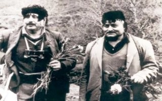 В Греции в 1946-1949 была гражданская война. Когда она закончилась, два партизана на острове Крит решили не сдаваться властям, а ушли в горы. Тогда творились страшные вещи - сдавшихся в плен сажали в тюрьмы и концлагеря, многих расстреливали на месте. В 1975 правительство обьявило амнистию бывшим партизанам. Кто эмигрировал за границу, могли вернуться в Грецию, кого лишили греческого гражданства, могли его снова получить. Вот тогда эти двое спустились с гор - через 26 лет.