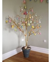 Ставить пасхальное дерево на новый год, думаю, немного рановато.