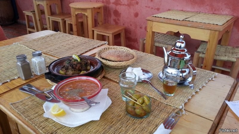 Я пил Марокканский чай в Марракеше. Готовили его так:
Зелёный чай кипятят минут 5, затем не убирая с огня вливают половину козьего молока и кладут очень много сахара - грамм 40 на 100 грамм жидкости, доводят до кипения, чай готов.