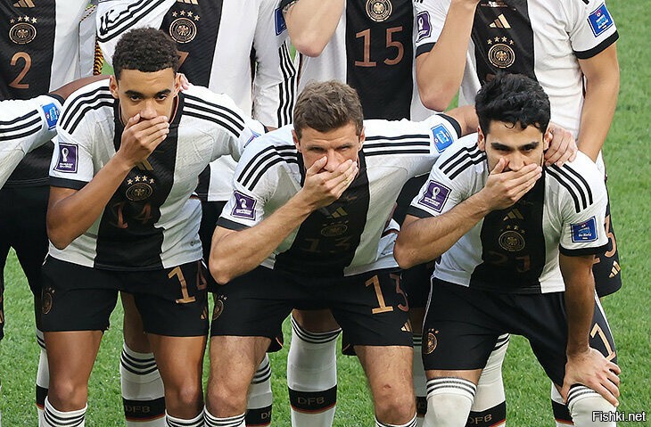 Мечты сбываются
Политическое давление оказалось слишком велико, и ФИФА, с Катаром "сломались". На матчи ЧМ-2022 можно было приходить в радужном