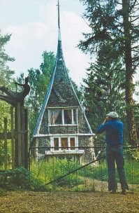 Мужчина построил дом из бутылок и хотел открыть в нем музей космонавтики