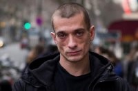 На картинке Петр Павленский. В настоящее время сидит в тюрьме во Франции.


Чудак из компании Пусси Риот и прочих городских сумасшедших.



Никакого отношения к пользователям торрентов  не имеет.