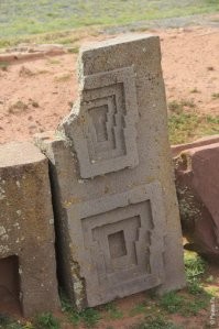 Это древний бетон сложенный в мешки или что то подобное. Его никто не пилил и не сверлил. После высыхания ткань удалялась, а неровности штукатурились пока раствор не совсем отвердел. Выступы это протечка раствора или обмазанные раствором концы деревянной или бронзовой арматуры.